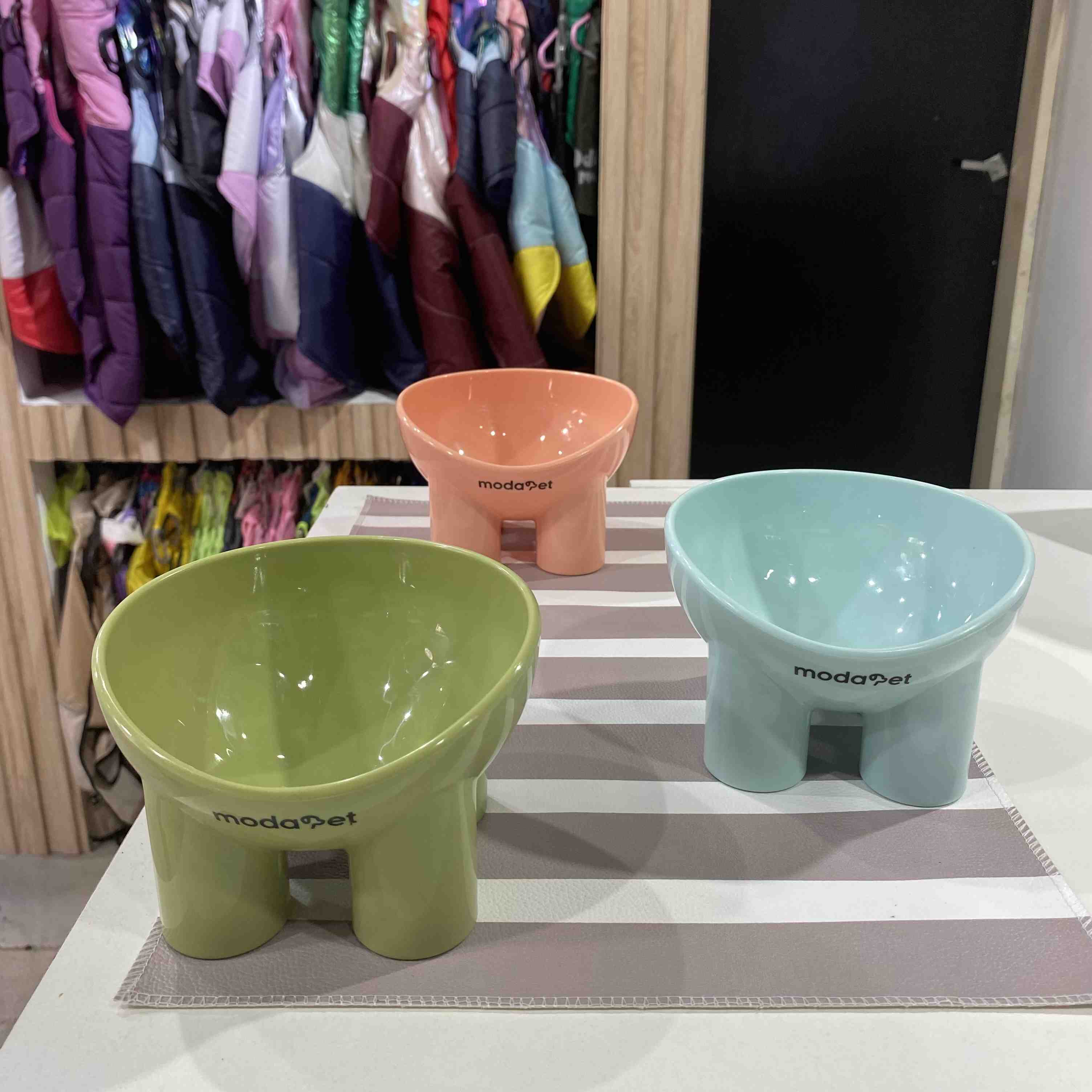 COMEDERO/BEBEDERO CON PATAS , DE PLASTICO